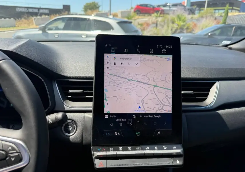 Vue intérieure centrée sur l’écran tactile du tableau de bord du Renault Captur 2025, volant partiel visible à gauche.