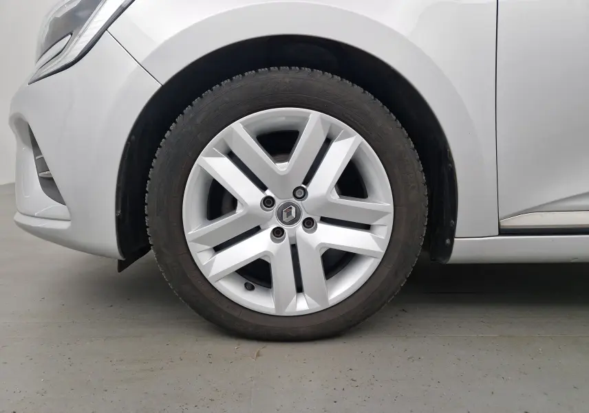 Gros plan sur la roue avant gauche gris platine d'une Renault Clio V 1.0 TCE 90 Zen avec jante alliage distinctive.