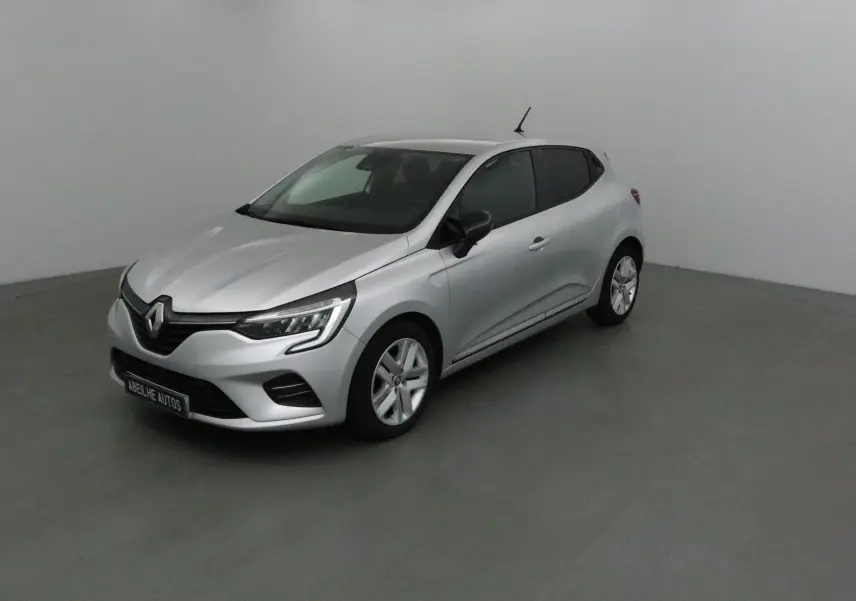 Renault Clio V gris platine vue 3/4 avant droit, avec phares LED et jantes alliage dans un studio neutre.