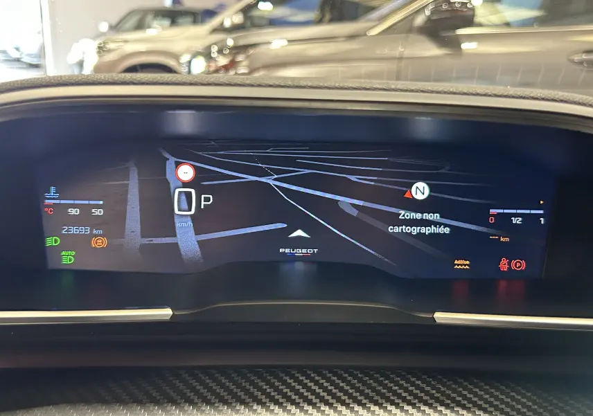 Affichage numérique du tableau de bord du Peugeot 508 SW gris artense, montrant la navigation et les indicateurs de conduite.