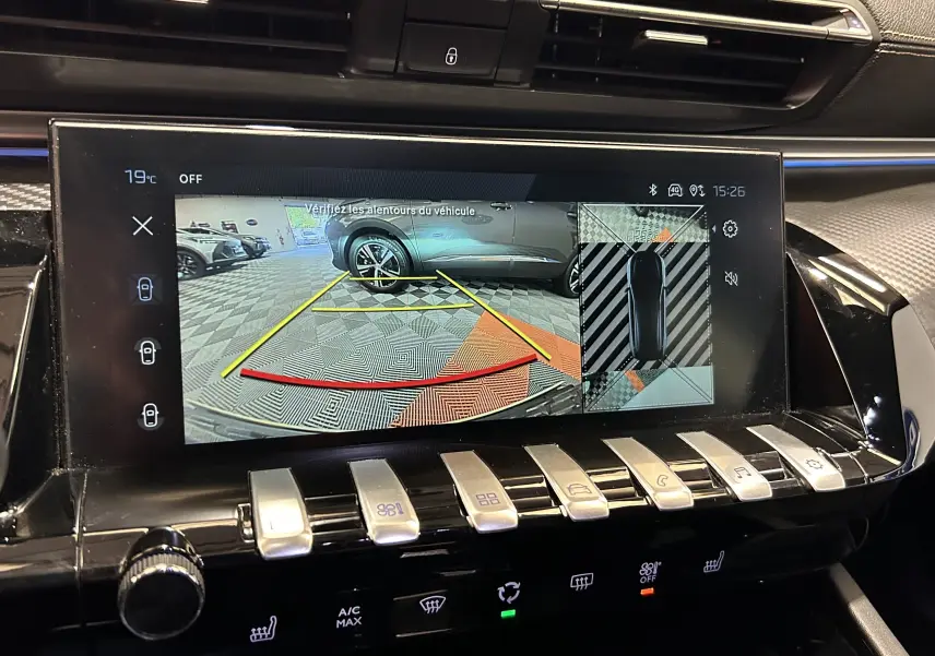 Écran tactile intérieur du Peugeot 508 SW gris Artense montrant la caméra 360° en marche avec vue arrière et vue aérienne.