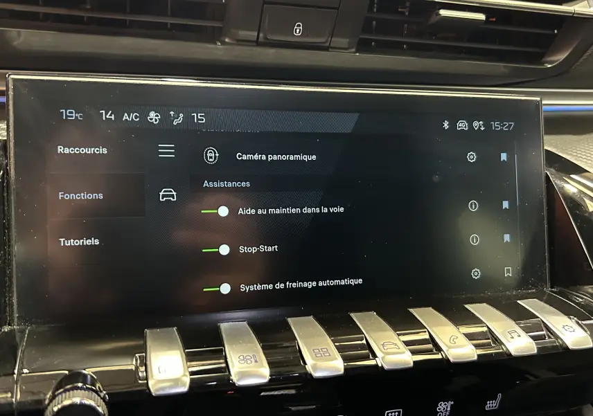Écran tactile central du Peugeot 508 SW 2024 affichant les aides à la conduite et la caméra panoramique, intérieur noir.