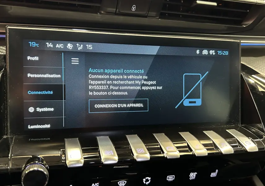 Écran tactile central de la Peugeot 508 SW 2024 affichant le menu connectivité avec boutons piano en dessous.