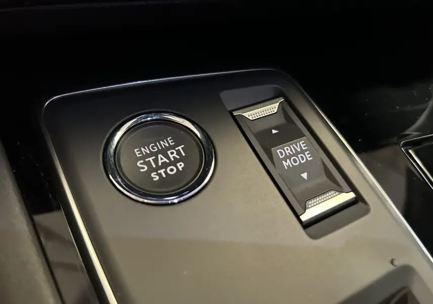 Gros plan sur le bouton start/stop moteur et la commande drive mode dans l'habitacle du Peugeot 508 SW 2024.