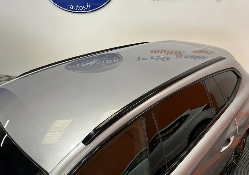 Vue plongeante sur le toit gris artense et les barres de toit noires du Peugeot 508 SW BlueHDi 130 GT 2024.