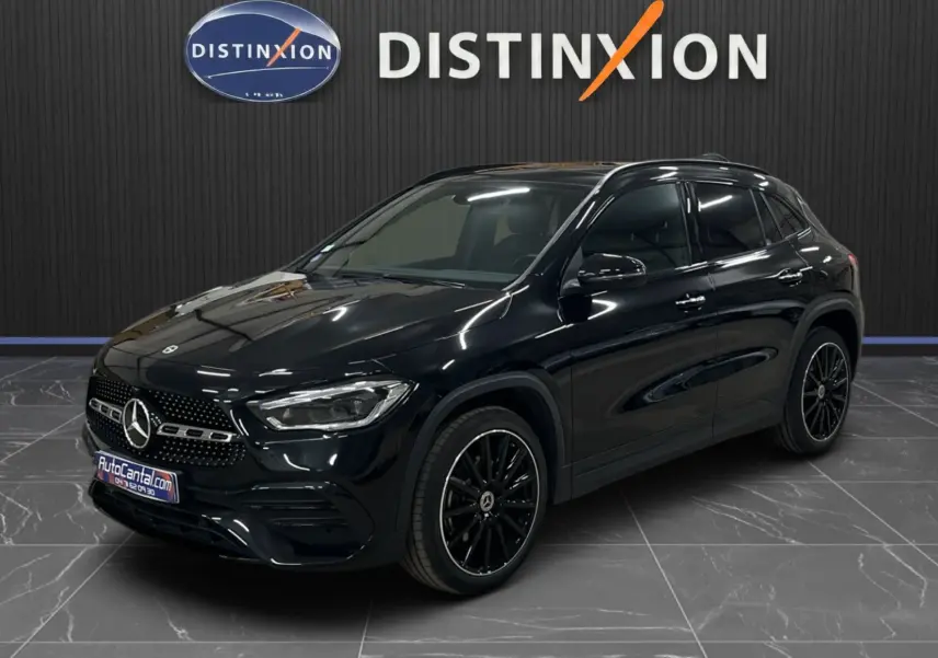 Mercedes GLA 250E AMG Line noir Cosmos en 3/4 avant droit, avec jantes noires sport et calandre distinctive AMG.