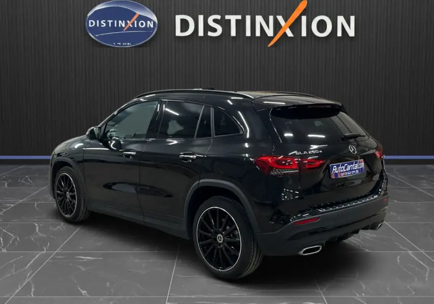 Mercedes GLA 250e AMG Line noir Cosmos en 3/4 arrière droit, avec jantes noires et double sortie d’échappement chromée.