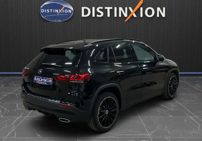 Vue 3/4 arrière droite d'un Mercedes GLA 250E AMG Line noir Cosmos avec jantes noires et échappements chromés.