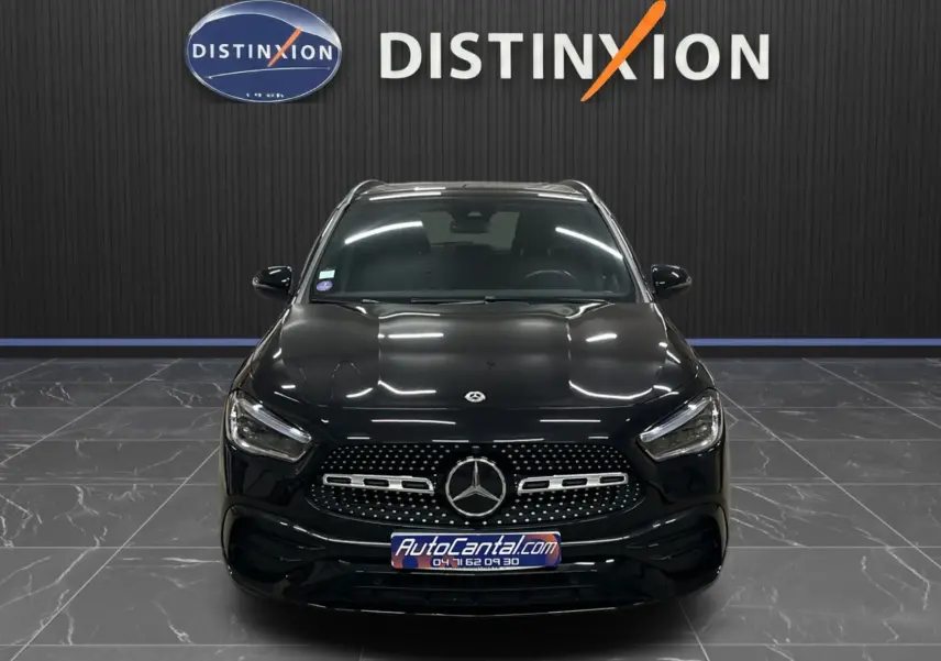 Vue de face d'une Mercedes GLA 250E AMG Line noire Cosmos avec calandre étoilée et logo Mercedes bien visibles.