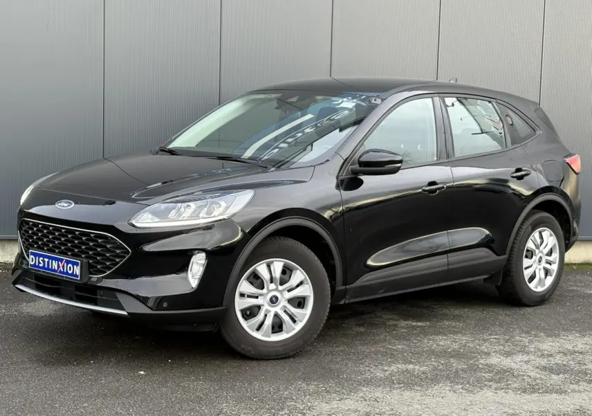 Vue 3/4 avant droite du Ford Kuga 2024 noir Obsidien avec calandre noire et jantes argentées.