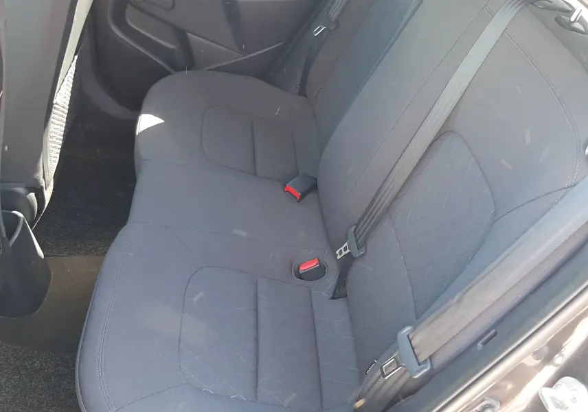 Vue intérieure côté droit des sièges arrière gris en tissu d'une KIA RIO 1.2 85CH ACTIVE 5 portes de 2016.