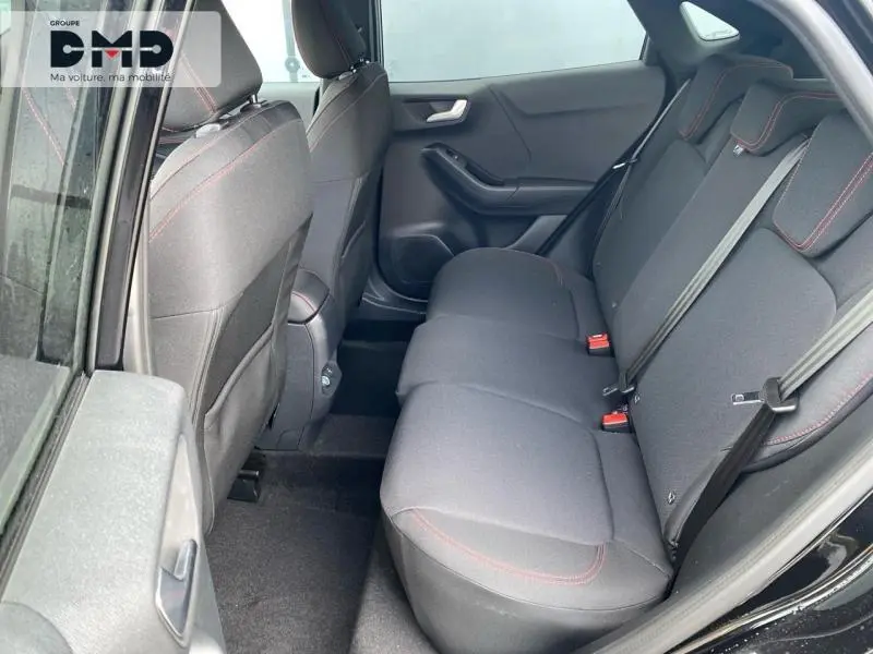 Vue intérieure arrière côté gauche du Ford Puma noir Agate avec banquette tissu noir et surpiqûres rouges.