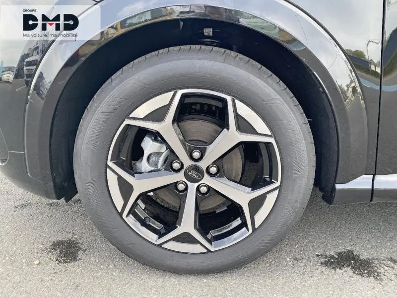 Gros plan sur la roue avant gauche du Ford Puma noir Agate Métallisée avec jante alliage à cinq branches.