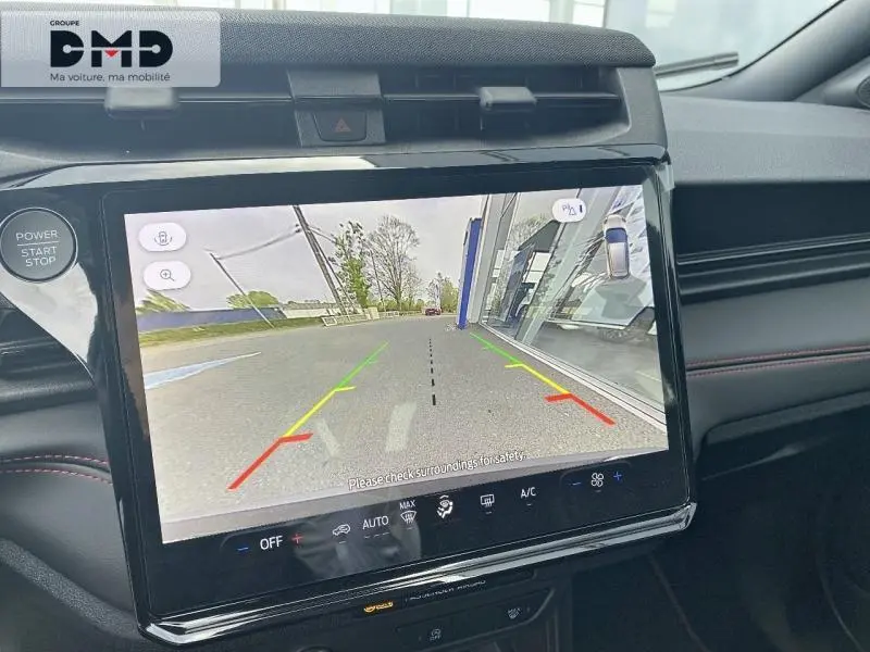 Vue rapprochée de l’écran tactile du Ford Puma noir affichant la caméra de recul avec guidage coloré.