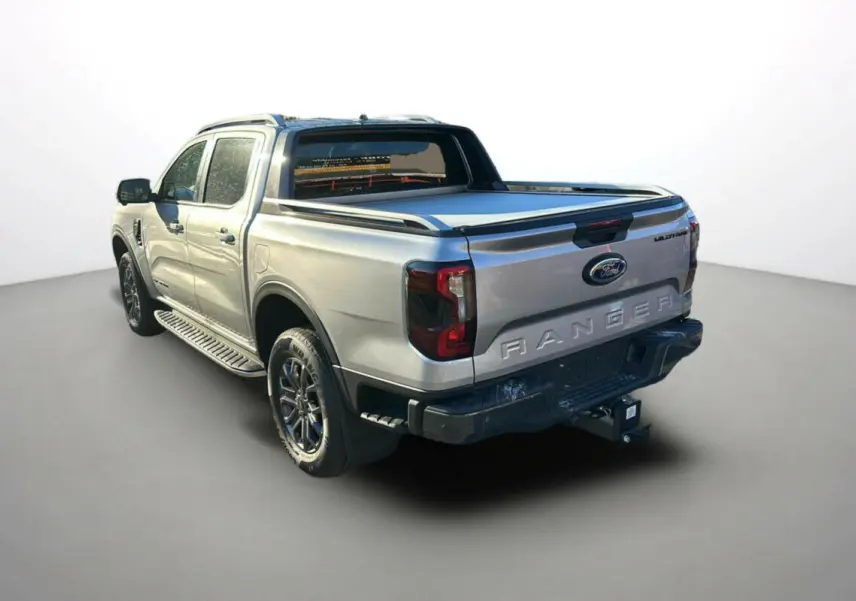 Vue 3/4 arrière droite du Ford Ranger 2026 gris iconic avec benne couverte, attelage et jantes alu 18 pouces.