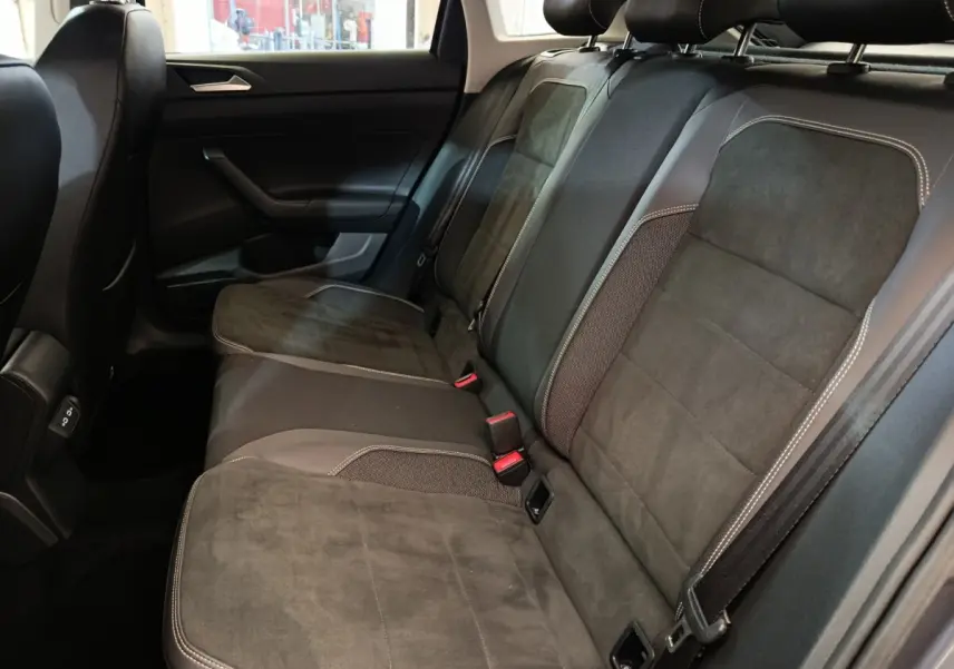 Vue intérieure côté droit montrant la banquette arrière en tissu et alcantara gris foncé du Volkswagen Taigo 2023.