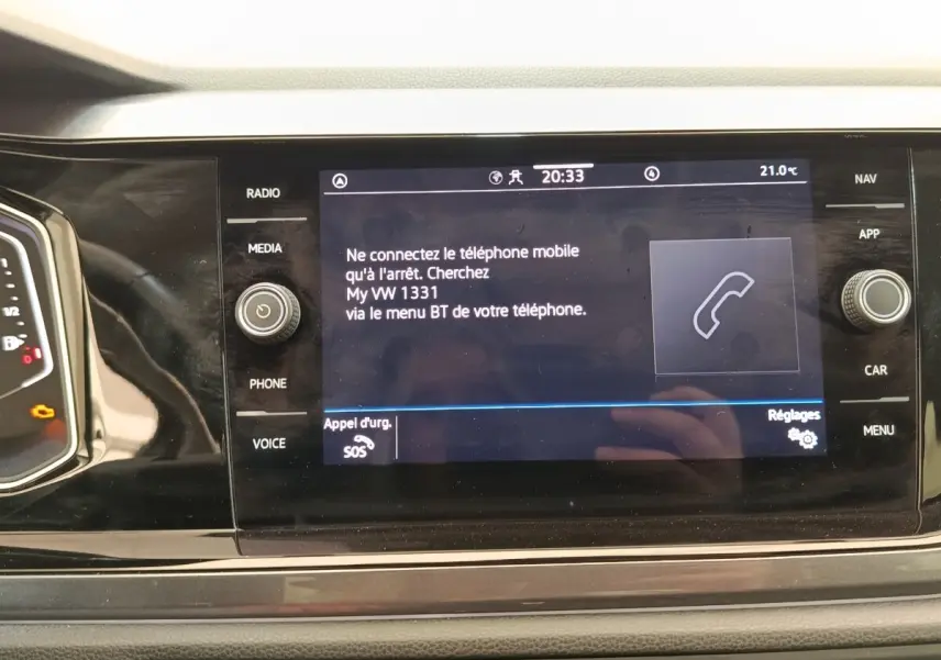 Écran tactile central du Volkswagen Taigo gris foncé 2023 affichant un message de connexion Bluetooth.
