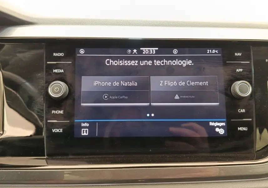 Écran tactile central du Volkswagen Taigo 1.5 TSI 150 DSG Style affichant le choix de connexion Apple CarPlay ou Android Auto.
