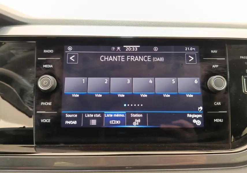 Écran tactile central du Volkswagen Taigo 1.5 TSI 2023 affichant la radio numérique Chante France.