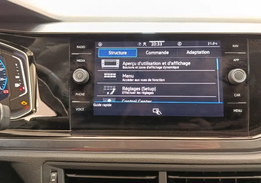 Écran tactile central du tableau de bord du Volkswagen Taigo 1.5 TSI 150 DSG Style, affichage menu et réglages.