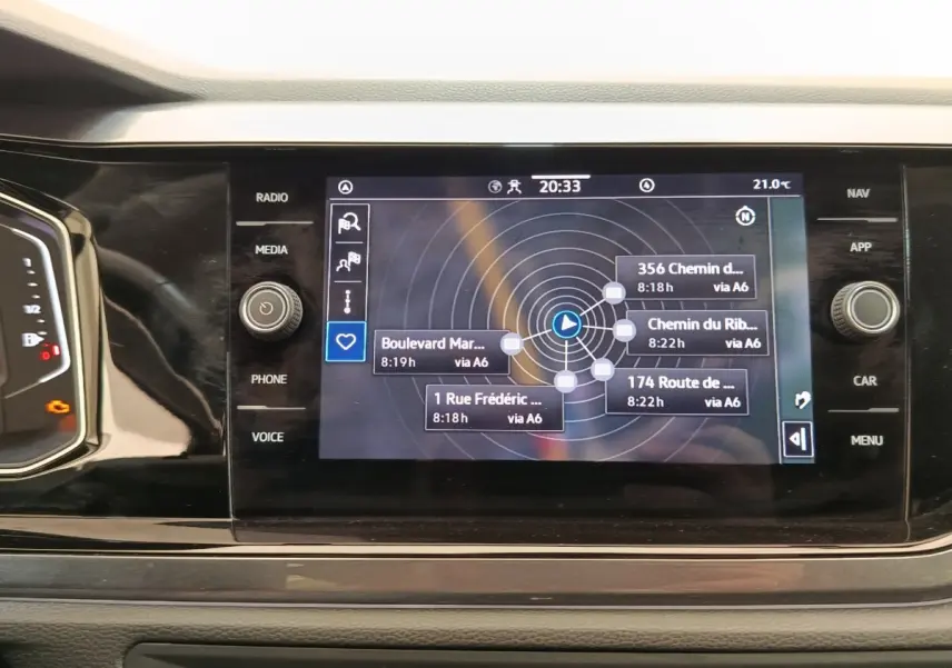 Écran tactile central du Volkswagen Taigo 2023 affichant le système de navigation avec options de trajet.