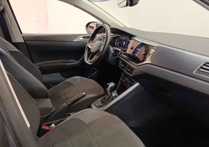 Intérieur de la Volkswagen Taigo gris foncé, vue côté conducteur, tableau de bord digital et volant cuir alu.
