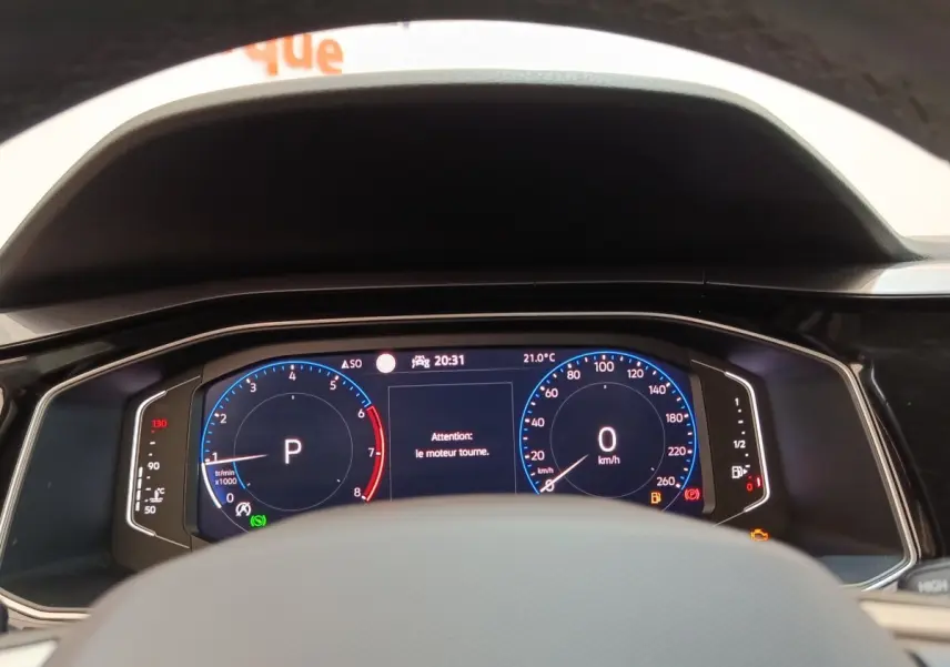 Vue rapprochée du tableau de bord numérique du Volkswagen Taigo gris foncé, affichant la vitesse et le régime moteur.