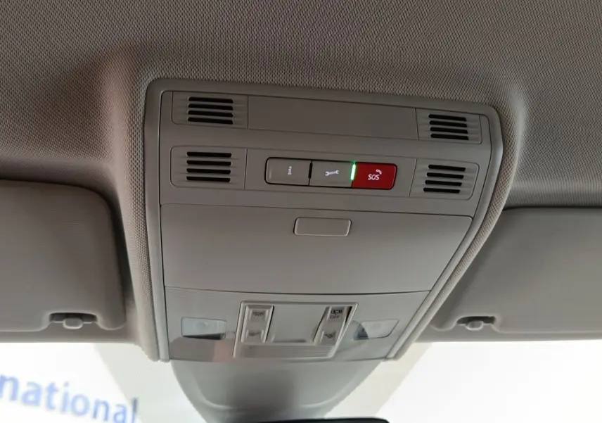 Vue en gros plan du plafonnier gris clair avec boutons SOS et éclairage intérieur du Volkswagen Taigo 1.5 TSI 2023.