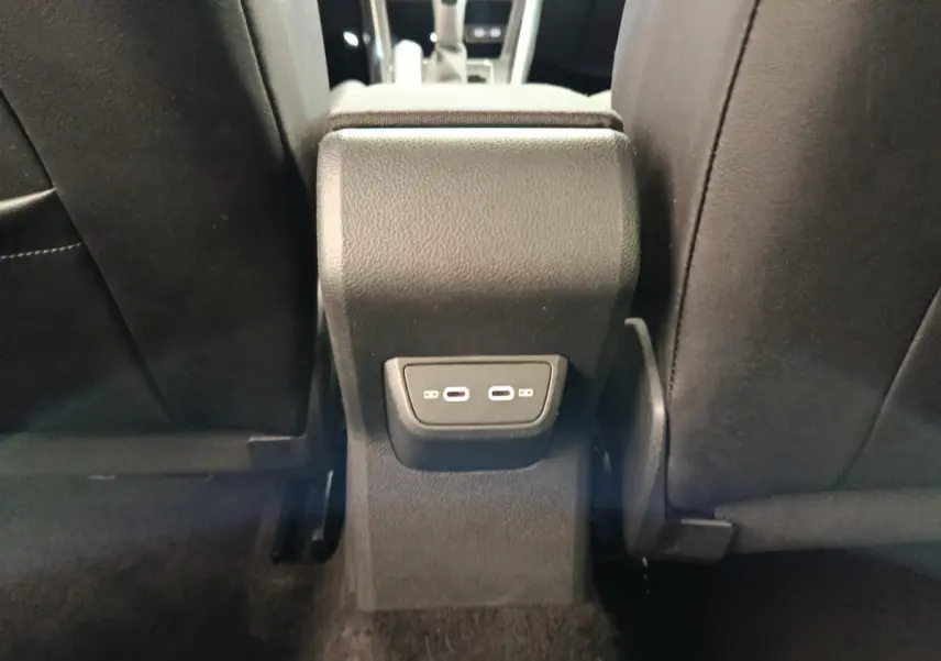 Prise USB arrière vue entre les sièges noirs du Volkswagen Taigo gris foncé 1.5 TSI 150 DSG Style 2023.