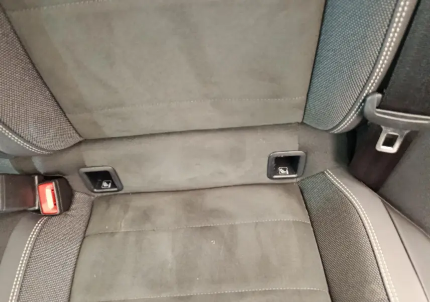 Gros plan sur la banquette arrière grise du Volkswagen Taigo 1.5 TSI 150 DSG Style avec fixations Isofix visibles.