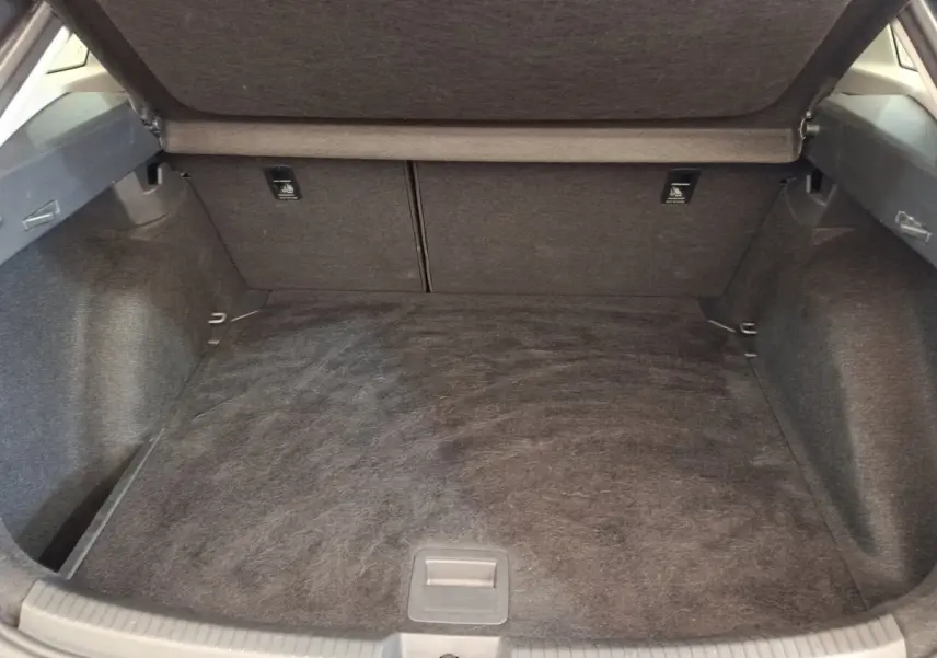 Coffre ouvert de Volkswagen Taigo 1.5 TSI 150 DSG Style 2023, vue intérieure avec revêtement gris foncé.