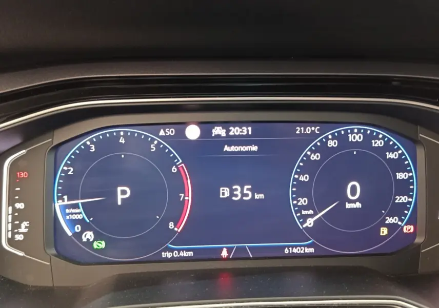 Affichage numérique du tableau de bord du Volkswagen Taigo gris foncé, indiquant autonomie 35 km et vitesse 0 km/h.