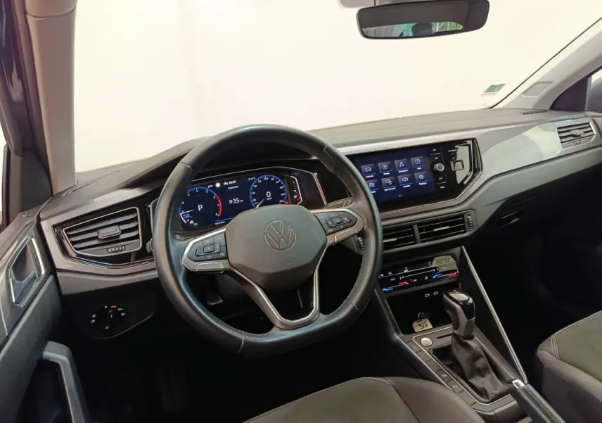 Vue intérieure du tableau de bord et volant cuir noir du Volkswagen Taigo 1.5 TSI 150 DSG Style 2023.