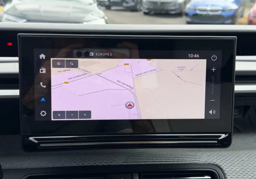 Écran tactile central affichant la navigation dans une Citroën C3 noire, vue intérieure frontale du tableau de bord.
