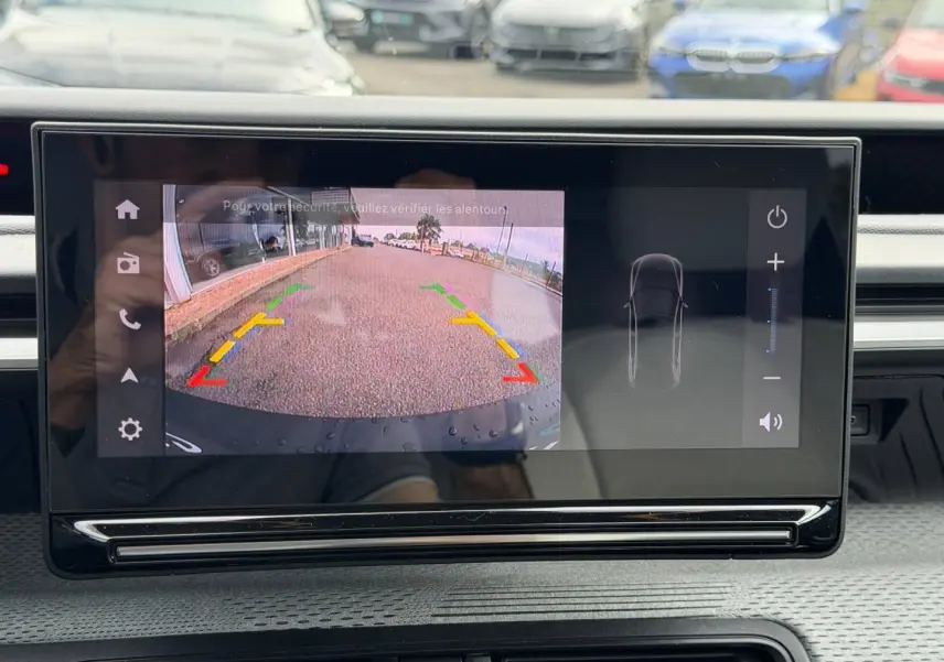 Écran intérieur de la Citroën C3 2025 montrant la caméra de recul avec lignes de guidage colorées.
