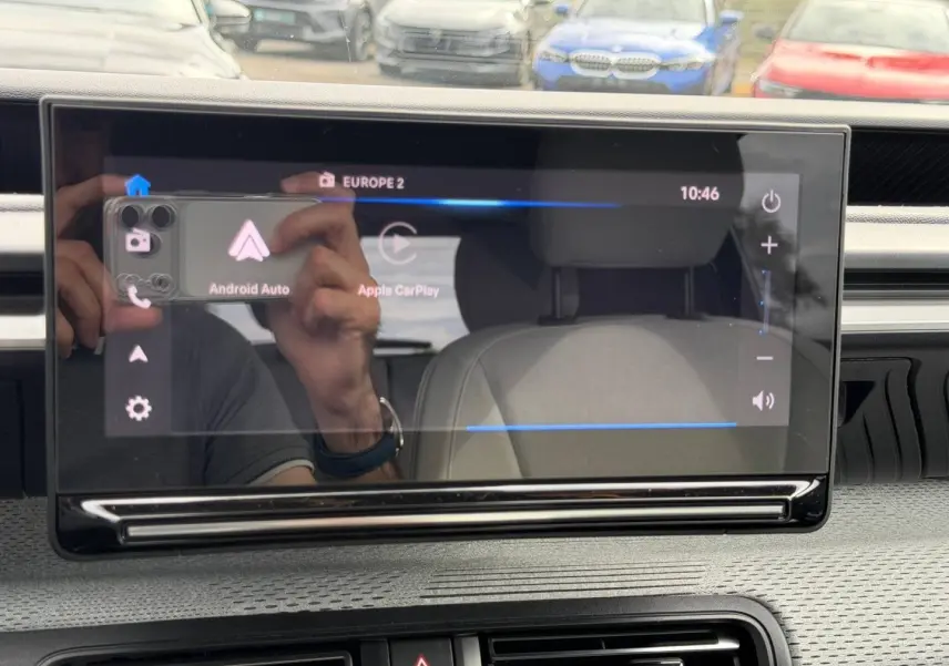Écran tactile central du tableau de bord de la Citroën C3 2025 avec interface Android Auto et Apple CarPlay visible.