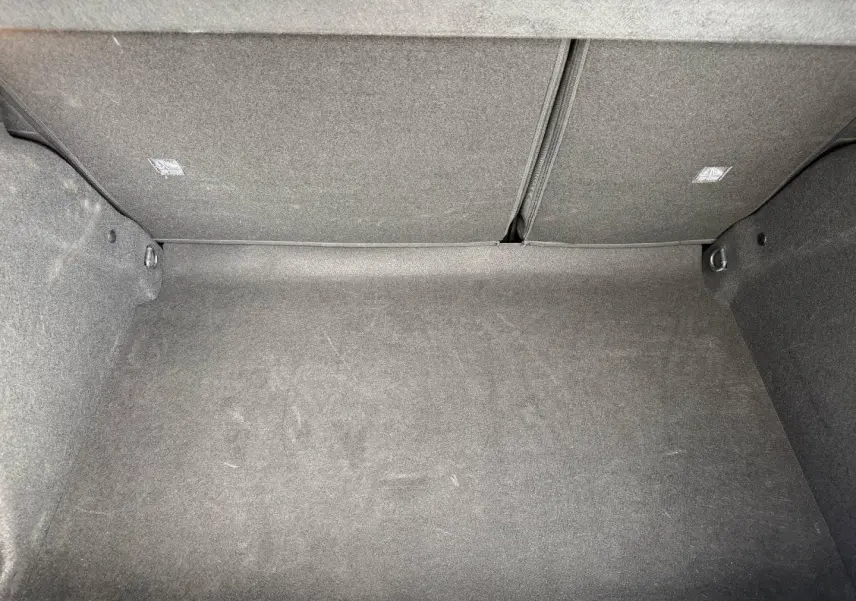 Coffre vide de la Citroën C3 1.2 Turbo 100ch MAX 2025, vue de dessus, revêtement intérieur gris foncé.