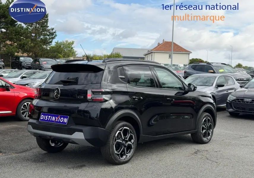 Vue 3/4 arrière droite d'une Citroën C3 1.2 Turbo 100ch MAX noire 2025 avec jantes distinctives en concession.