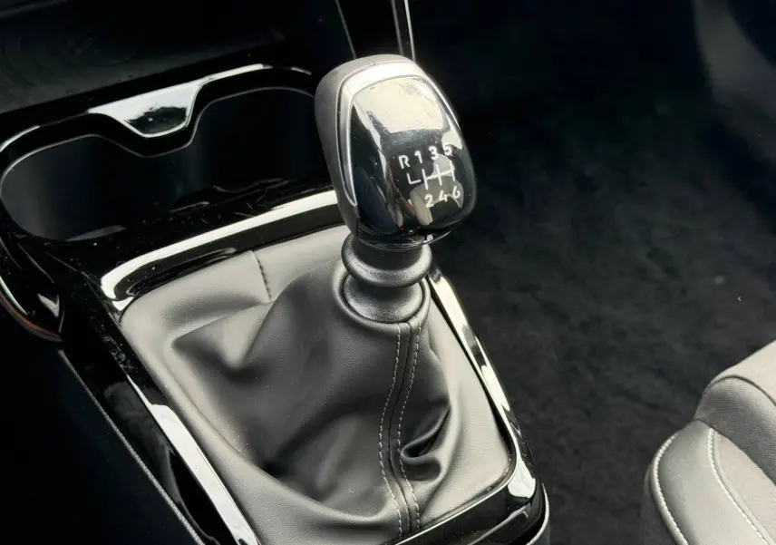 Gros plan sur le levier de vitesses manuel noir de la Citroën C3 1.2 Turbo 100ch MAX 2025, entouré de garnitures brillantes.