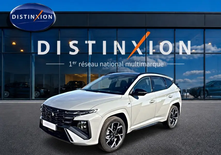 Hyundai Tucson 2026 gris Shadow en 3/4 avant droit avec calandre noire et jantes alu noires.