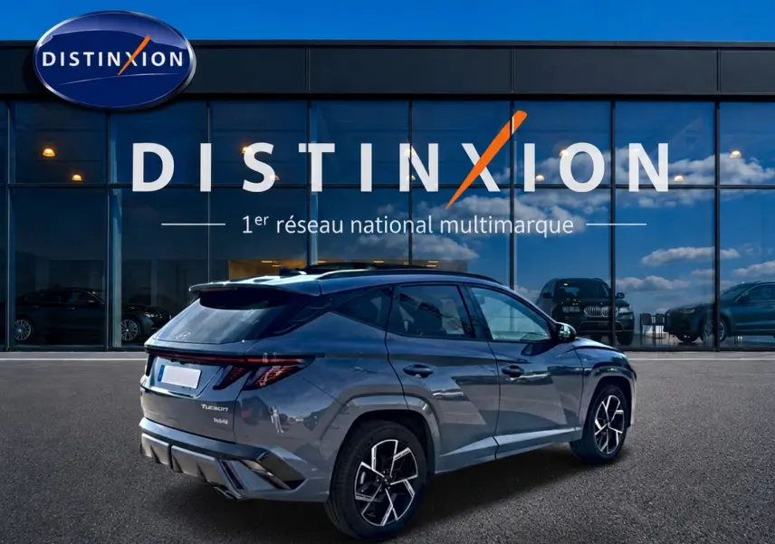Hyundai Tucson 1.6 t-gdi 239 hybride N Line gris shadow, vue 3/4 arrière droit devant showroom Distinxion.