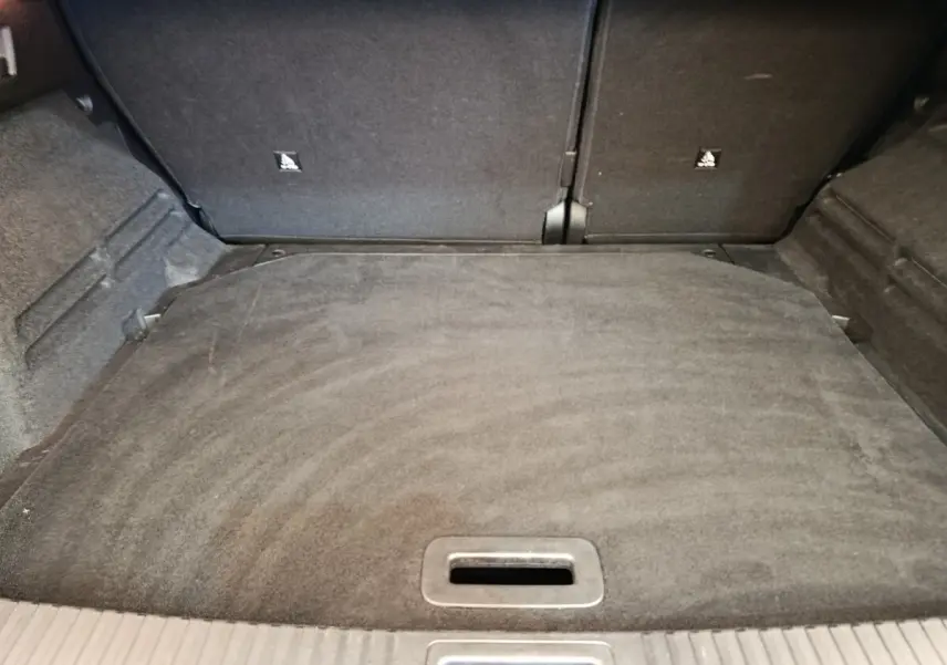 Coffre vide du Renault Austral gris clair, vue intérieure depuis l'ouverture arrière, avec banquette arrière rabattable.