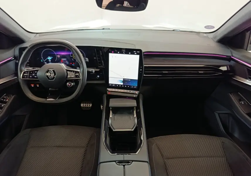 Vue intérieure frontale du tableau de bord du Renault Austral 2024 avec écran tactile vertical et éclairage d’ambiance violet.