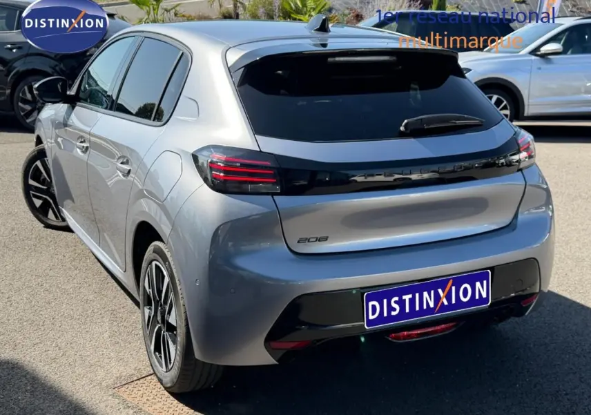 Peugeot 208 gris Artense vue 3/4 arrière droit, feux arrière LED et vitres arrière surteintées visibles.