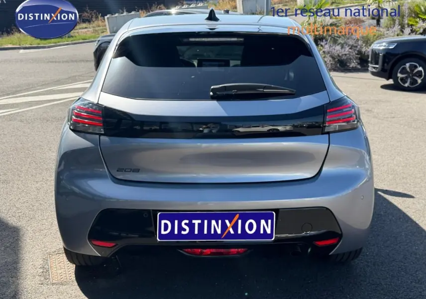 Vue arrière d'une Peugeot 208 1.2 100ch S&S Allure gris Artense avec feux arrière LED et lunette teintée.