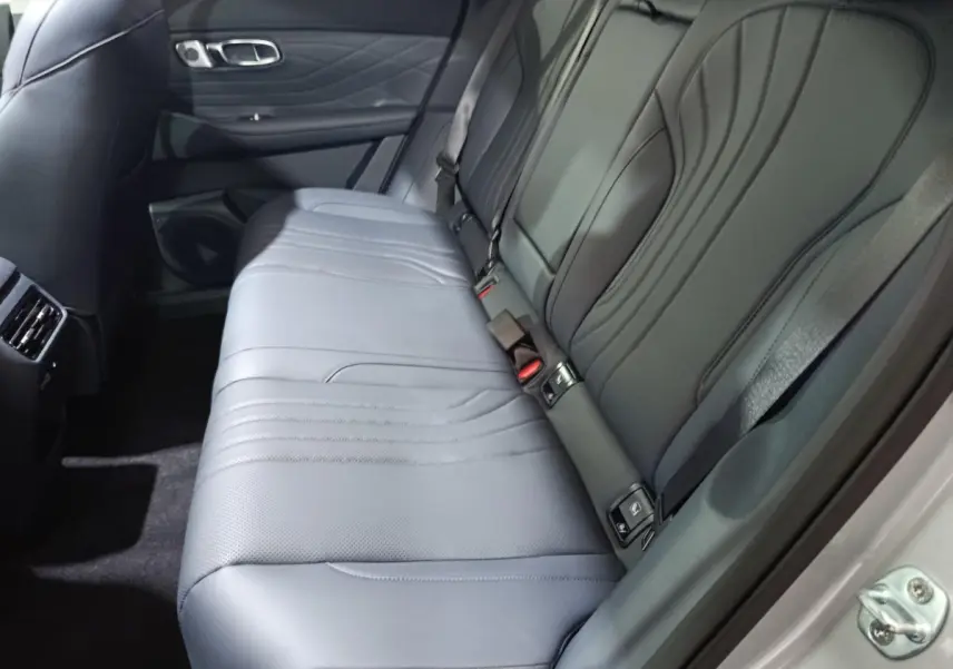 Vue intérieure côté droit des sièges arrière gris clair du Geely STARRAY 1.5 EM-I PHEV Max+ avec ceinture de sécurité visible.