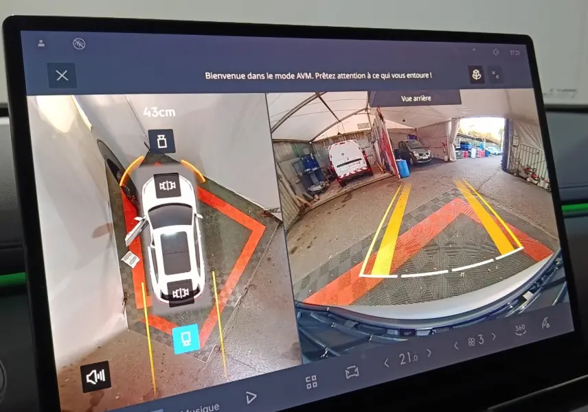Affichage caméra 360° et vue arrière du Geely Starray gris clair en stationnement dans un garage.
