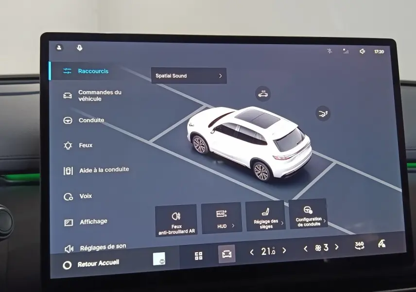 Écran tactile central affichant une vue 3D du SUV GEELY STARRAY gris clair avec toit vitré, interface de réglages.