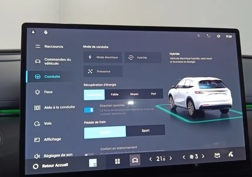 Écran tactile intérieur montrant le menu de conduite avec une illustration 3/4 arrière d’un SUV blanc.