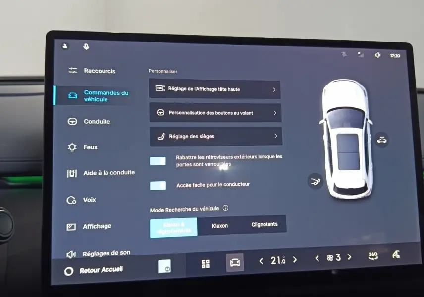 Écran tactile central affichant les commandes du véhicule Geely STARRAY 1.5 EM-I PHEV Max+ en vue intérieure.